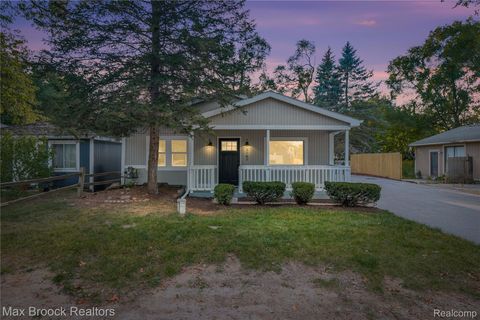 3187 Woodlawn Street Commerce Charter Township MI 48390