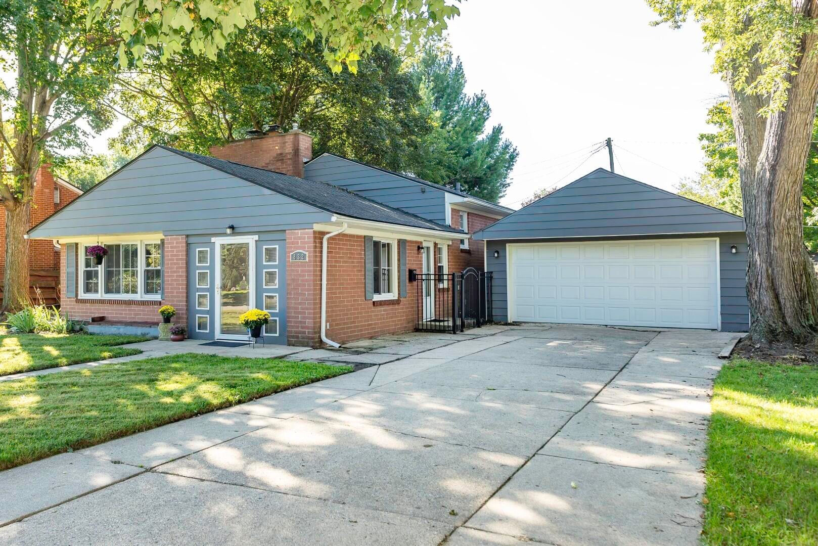 832 E Forest Avenue
