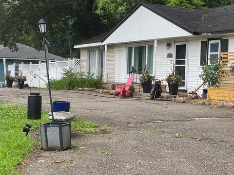 22333 Leewright Southfield City MI 48033