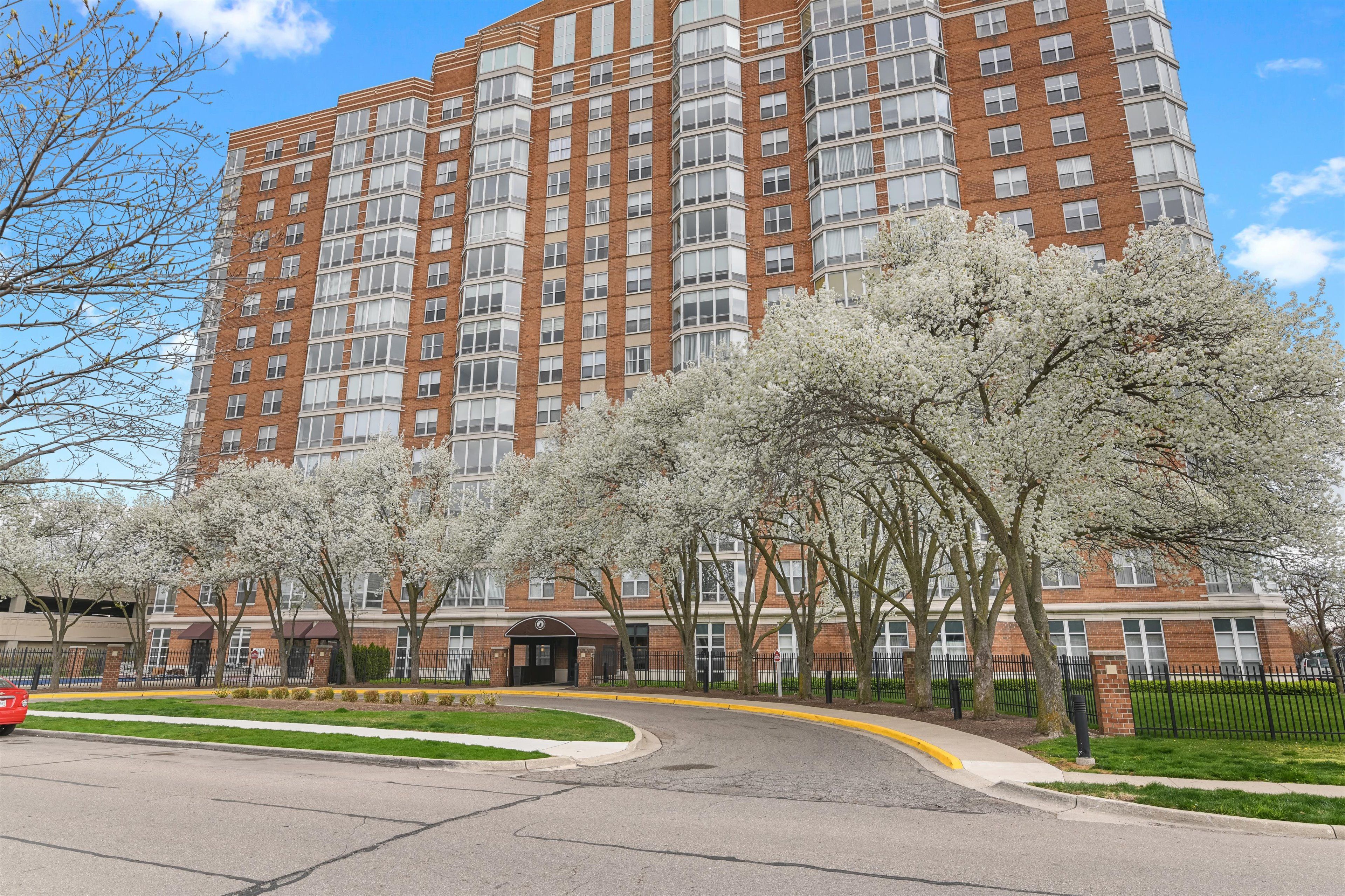 250 E HARBORTOWN Drive 1107