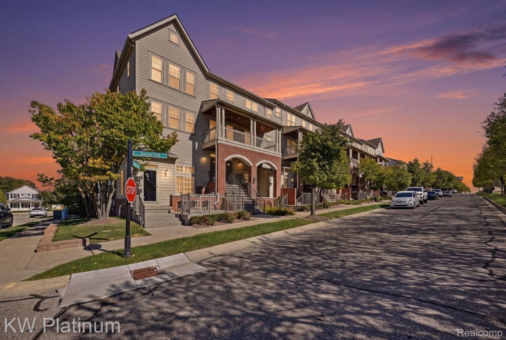 3-web-or-mls-3913_Forester_Blvd_Auburn_Hills_MI_48326_standard_001.jpg