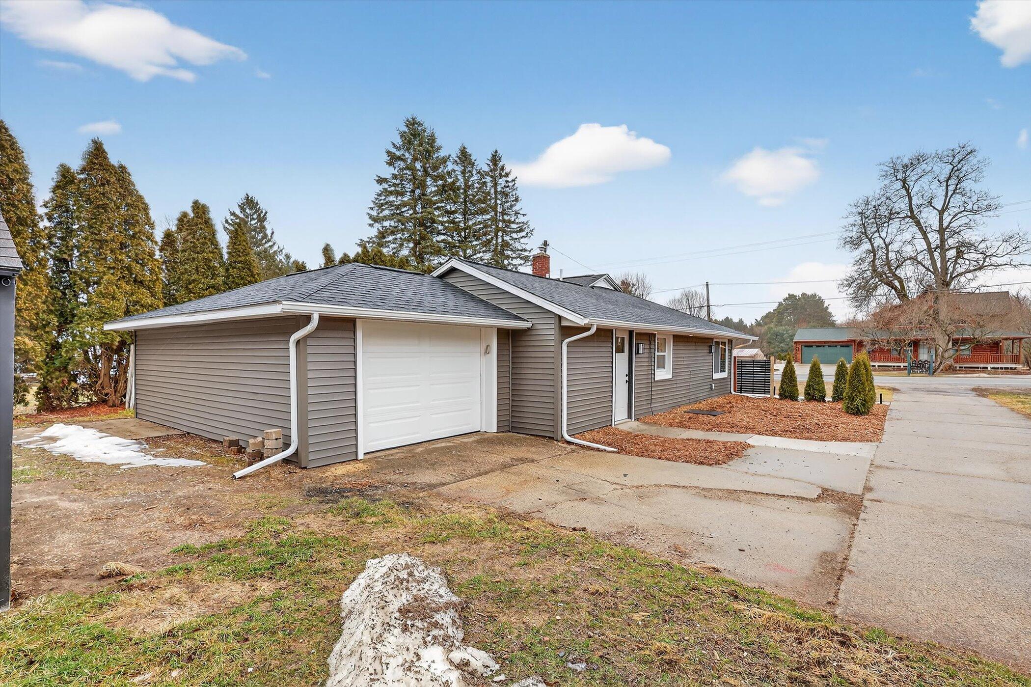 4261 13 Mile Road NE