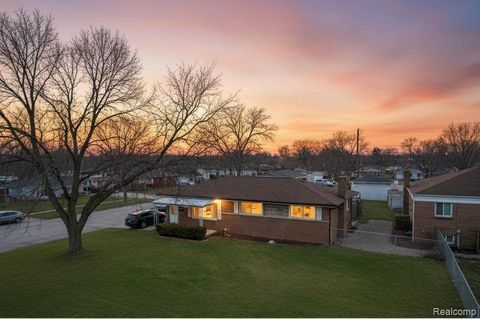 32960 Oakview Drive Warren City MI 48092