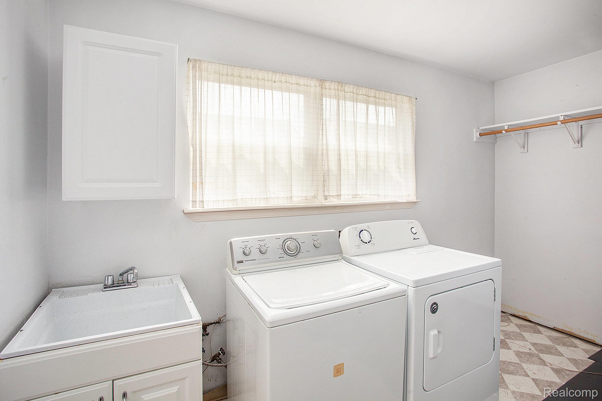 Orion Charter Township, Michigan 48360, United States, 4 Bedrooms Bedrooms, ,3 BathroomsBathrooms,Residential,Pending,214867