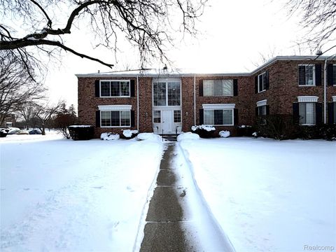 671 E Fox Hills Drive Bloomfield Charter Township MI 48304