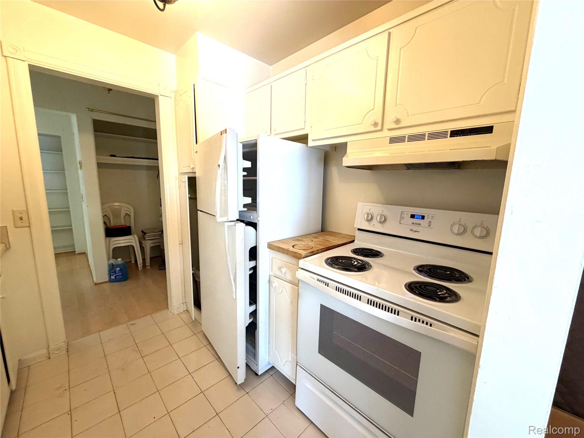 671 E Fox Hills Drive