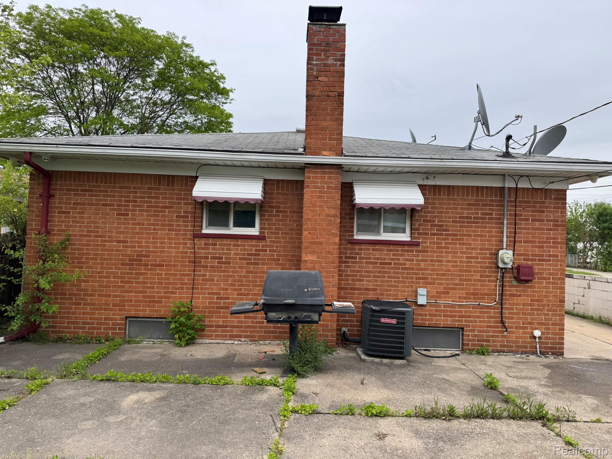 8847 WOODBINE