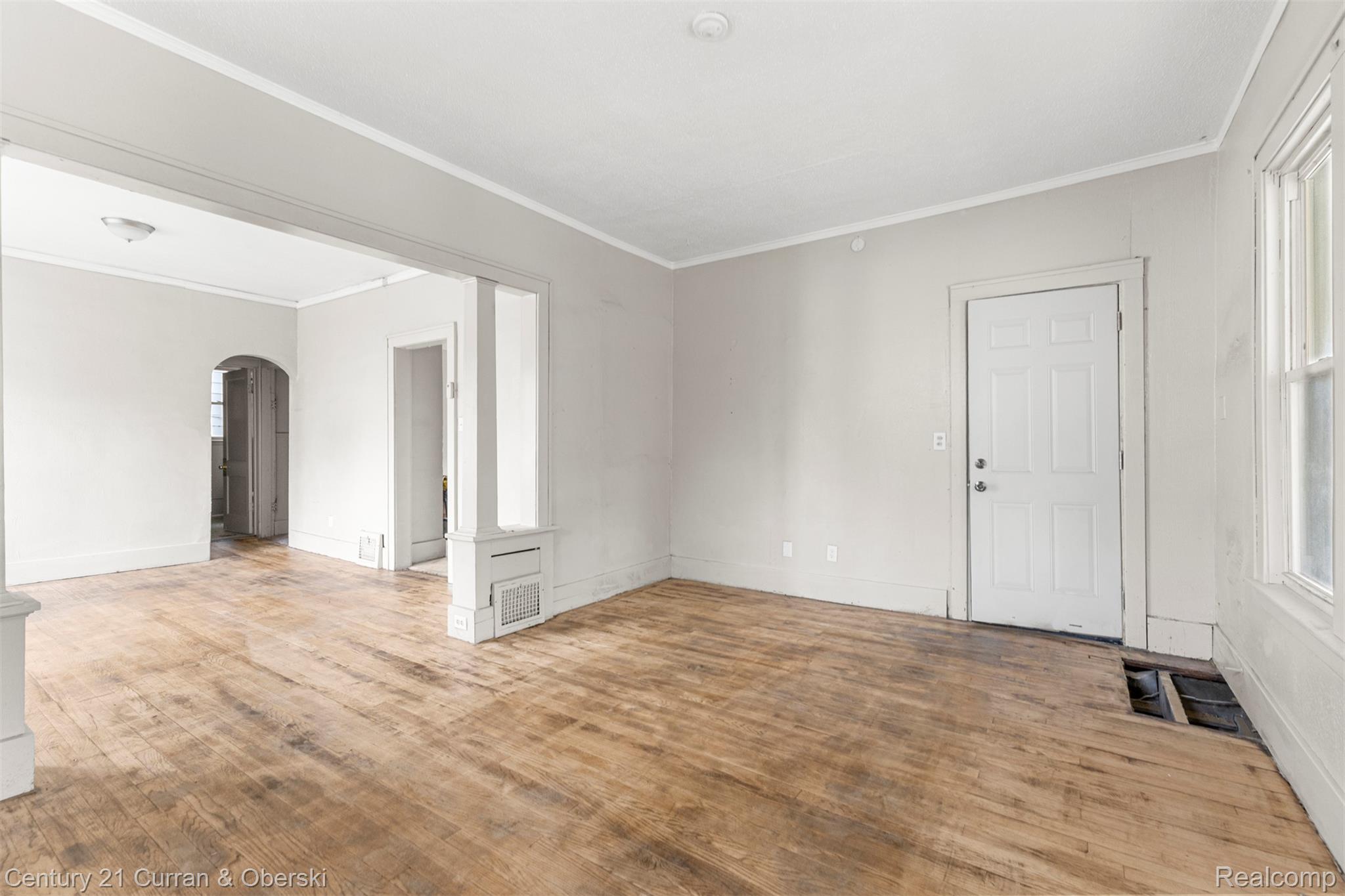 32 W Woodward Street