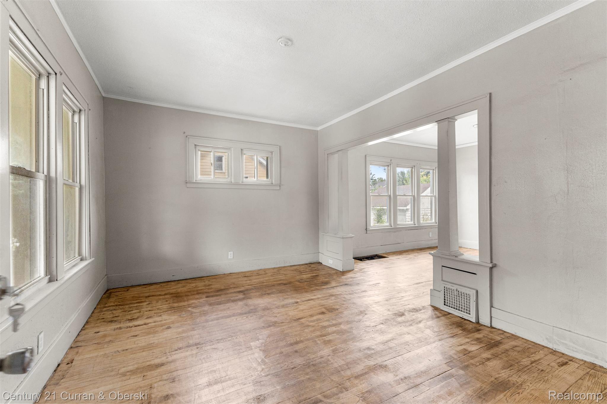 32 W Woodward Street