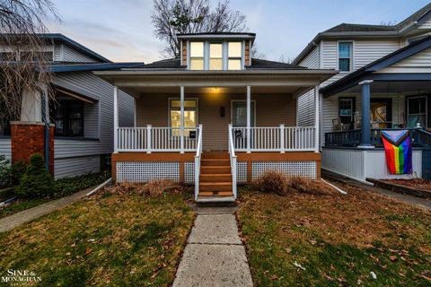 1083 Lakepointe Street Grosse Pointe Park City MI 48230