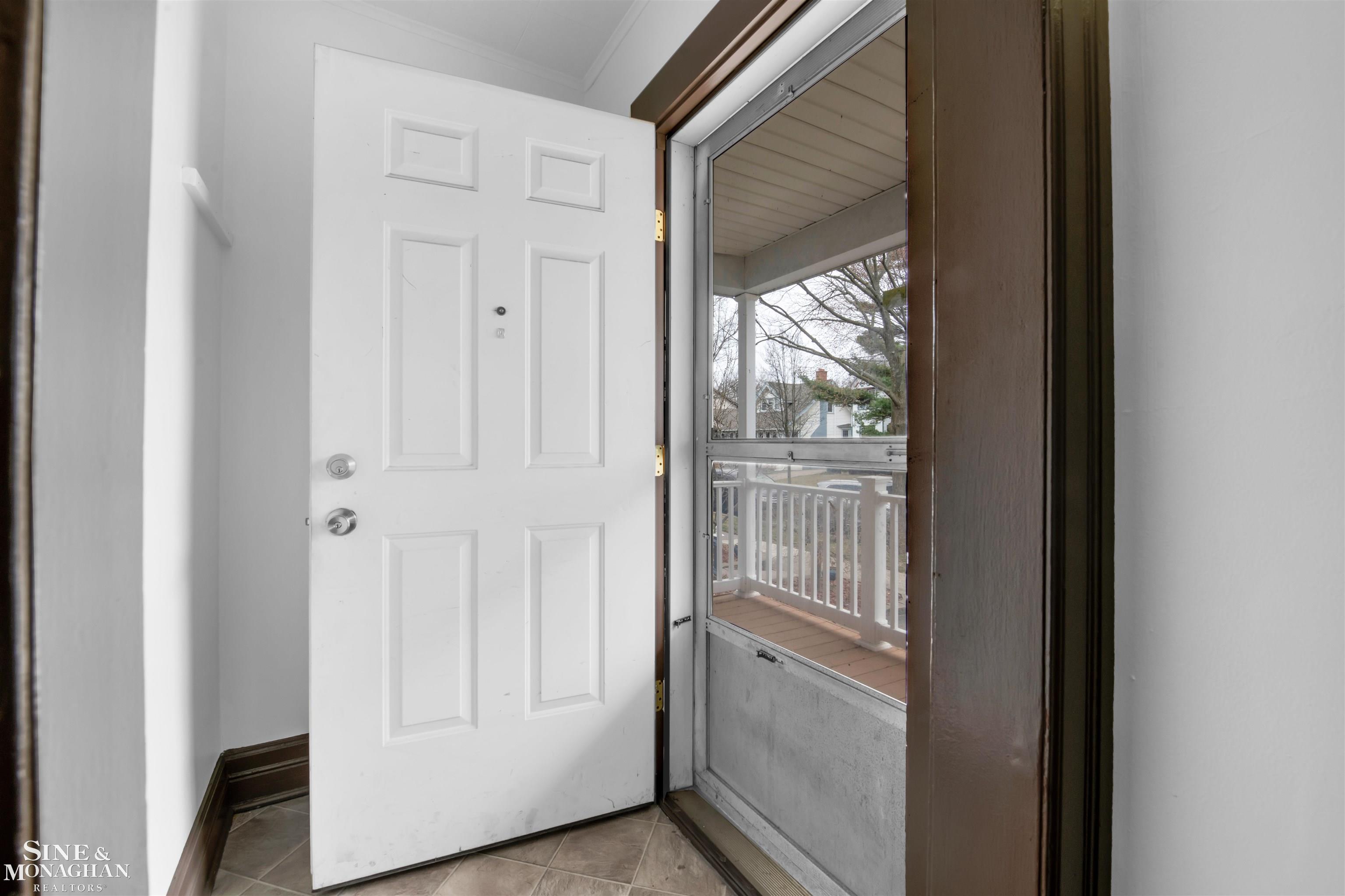 1083 Lakepointe Street