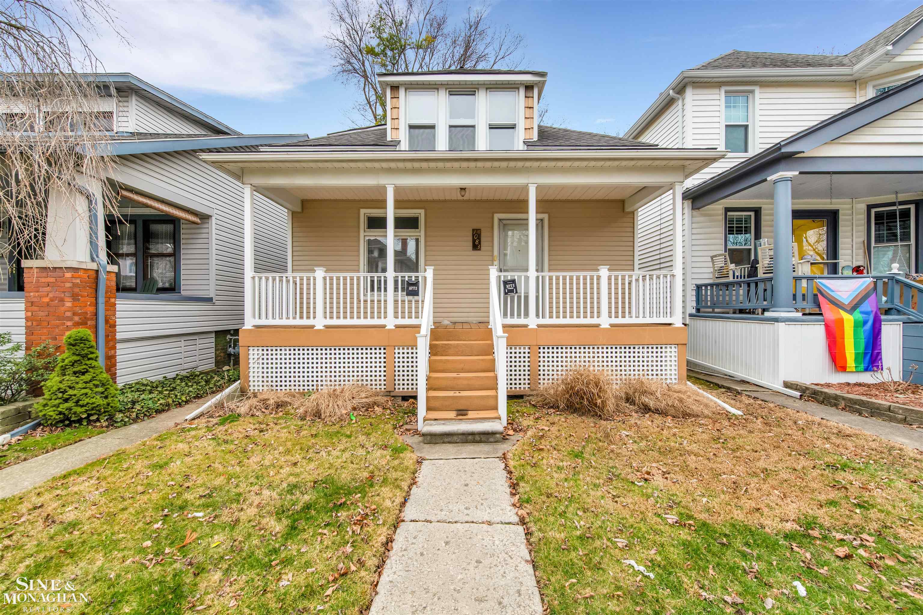 1083 Lakepointe Street