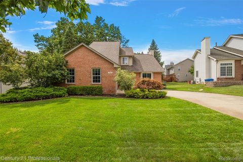 319 Pine Creek Court Waterford Charter Township MI 48327
