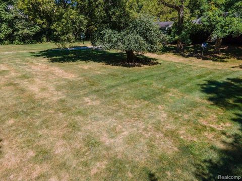 25690 W 14 MILE Road Bloomfield Charter Township MI 48301