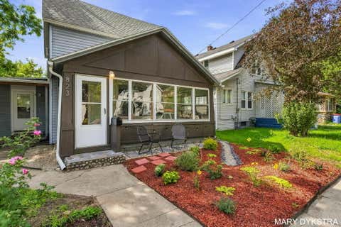 Tiny photo for 823 Prospect Avenue NE, Grand Rapids City, MI 49503 (MLS # 71026044170)