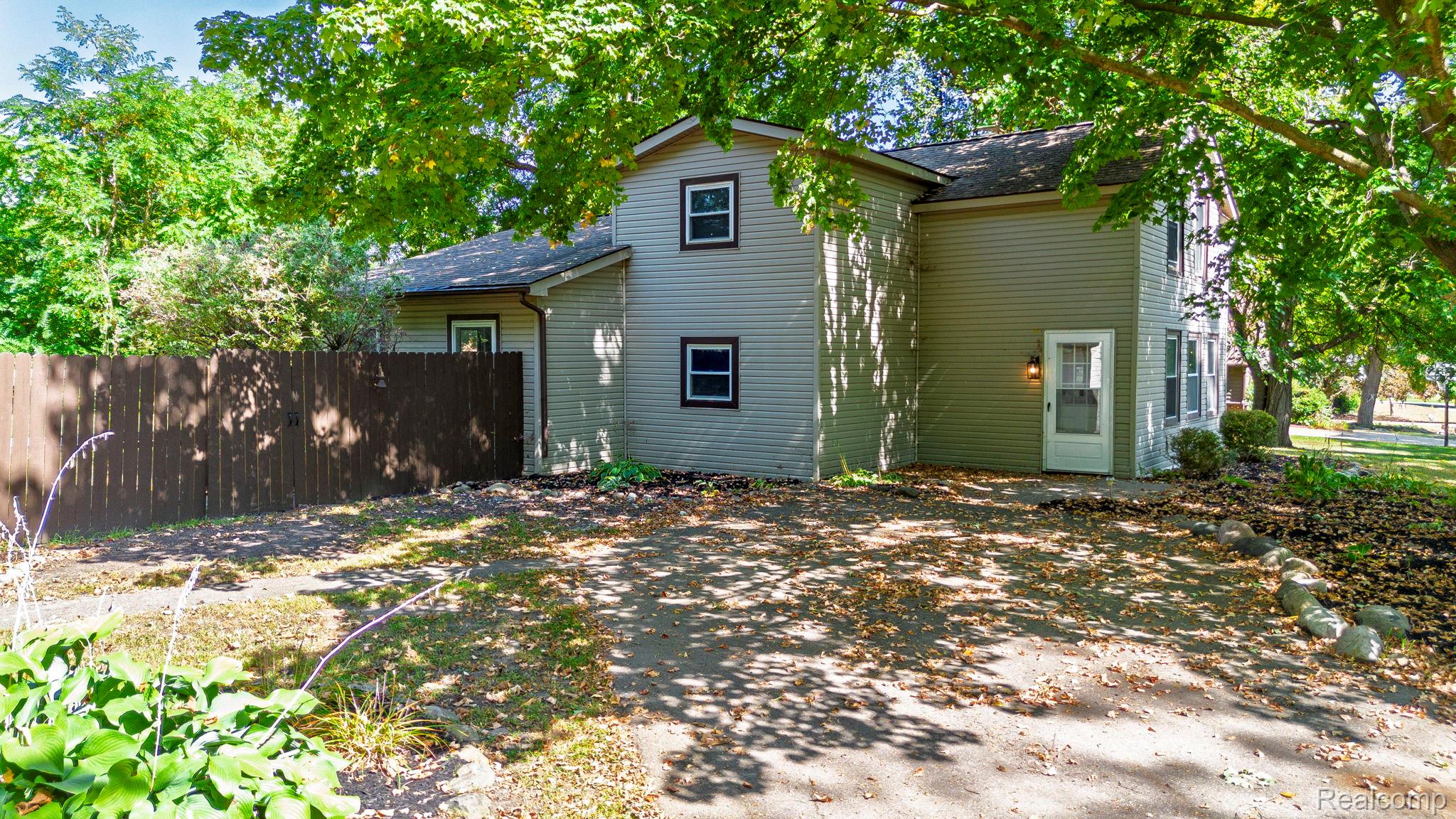 716 COMMERCIAL Street