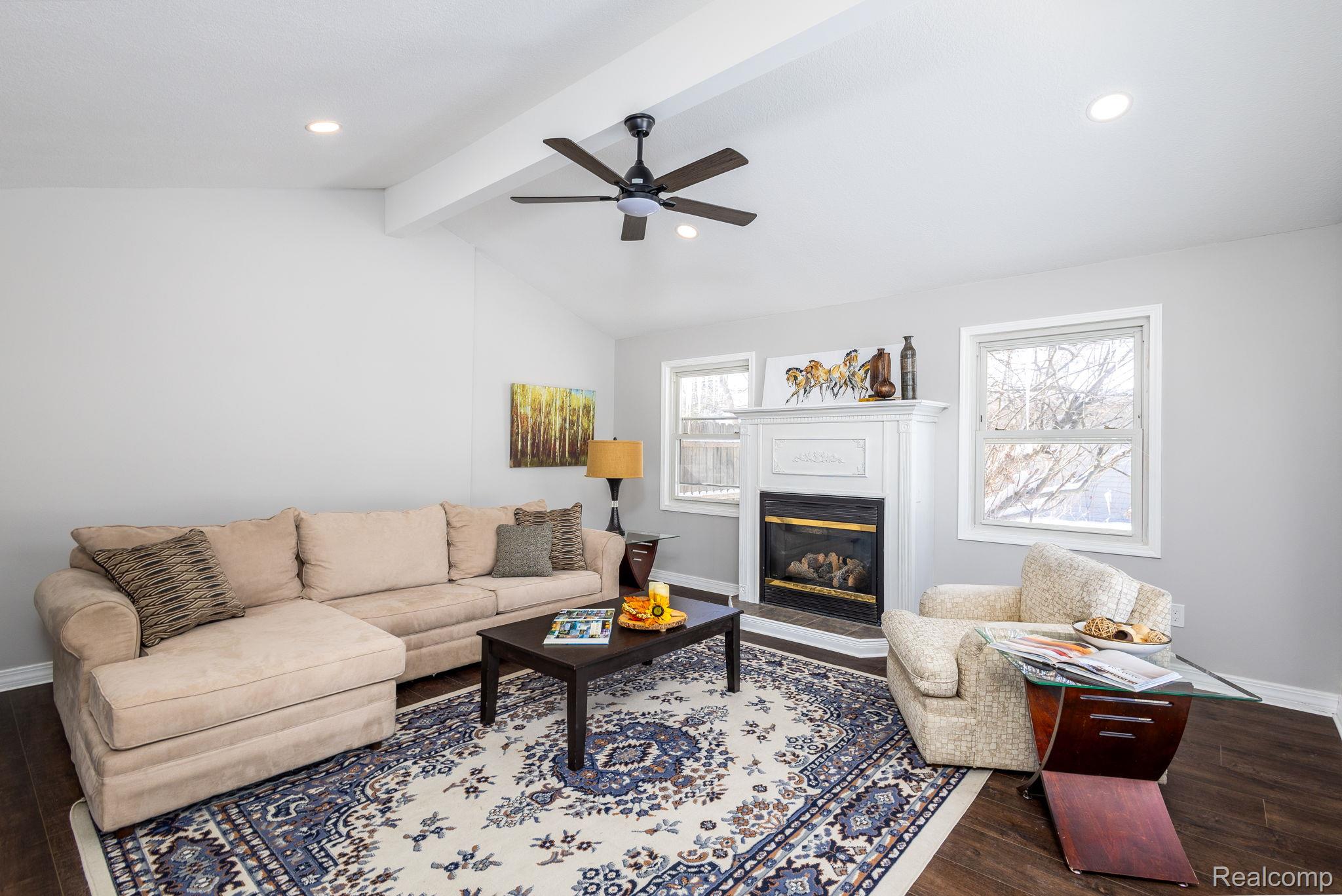 716 COMMERCIAL Street