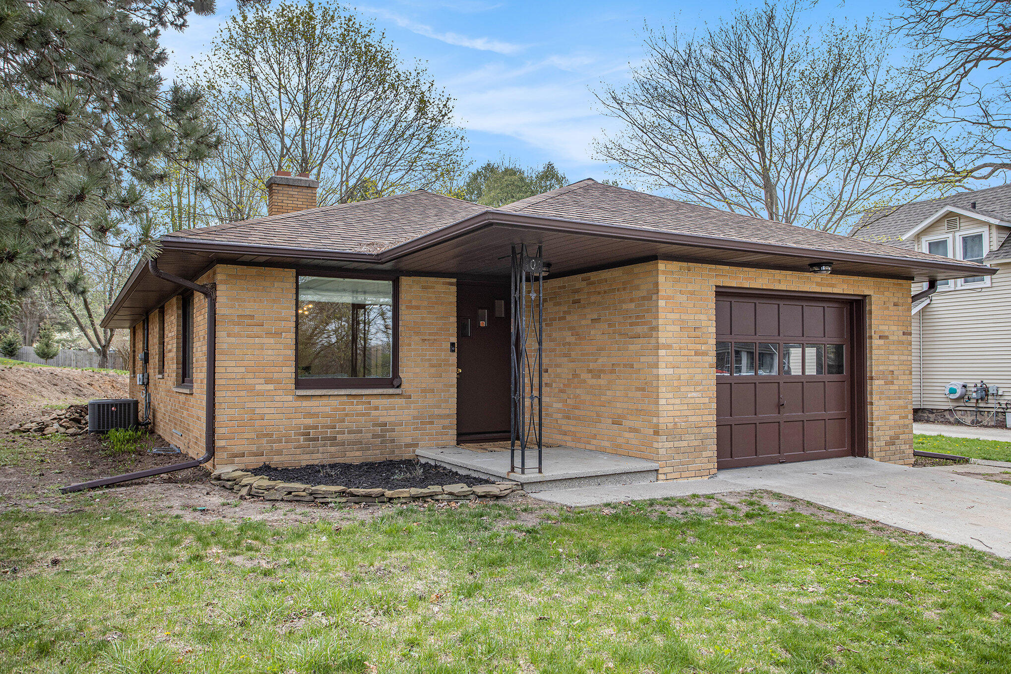 904 W Walnut Street