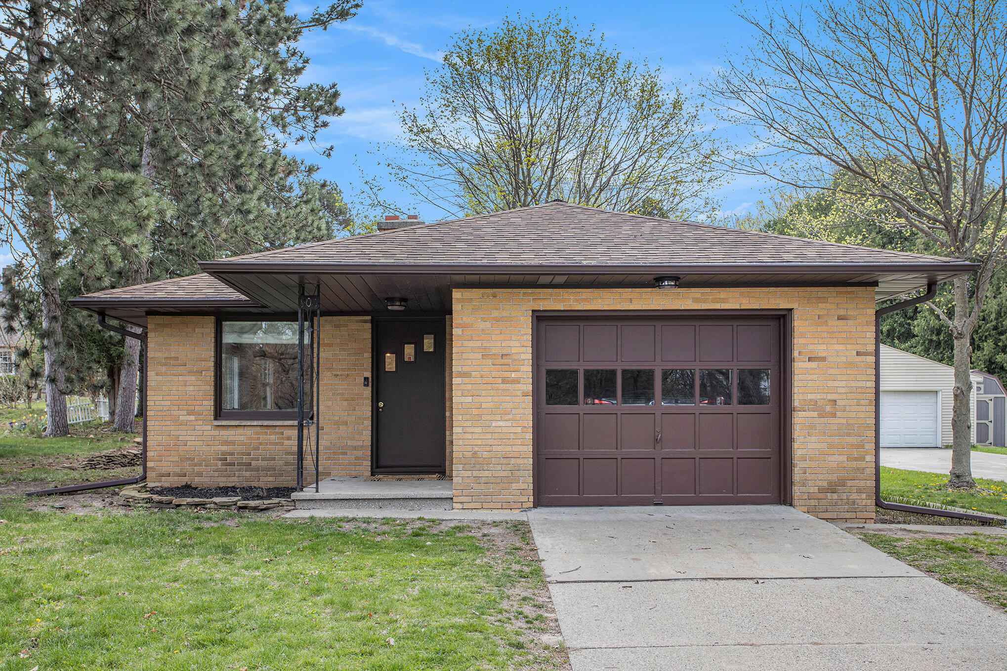 904 W Walnut Street
