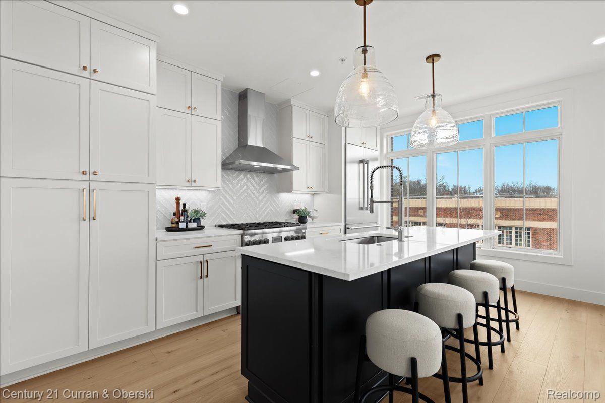156 N CENTER Street UNIT 301
