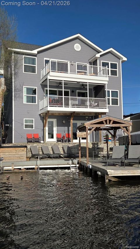 Photo of 376 Bellevue Avenue, Lake Orion Village, MI 48362 (MLS # 20261025909)