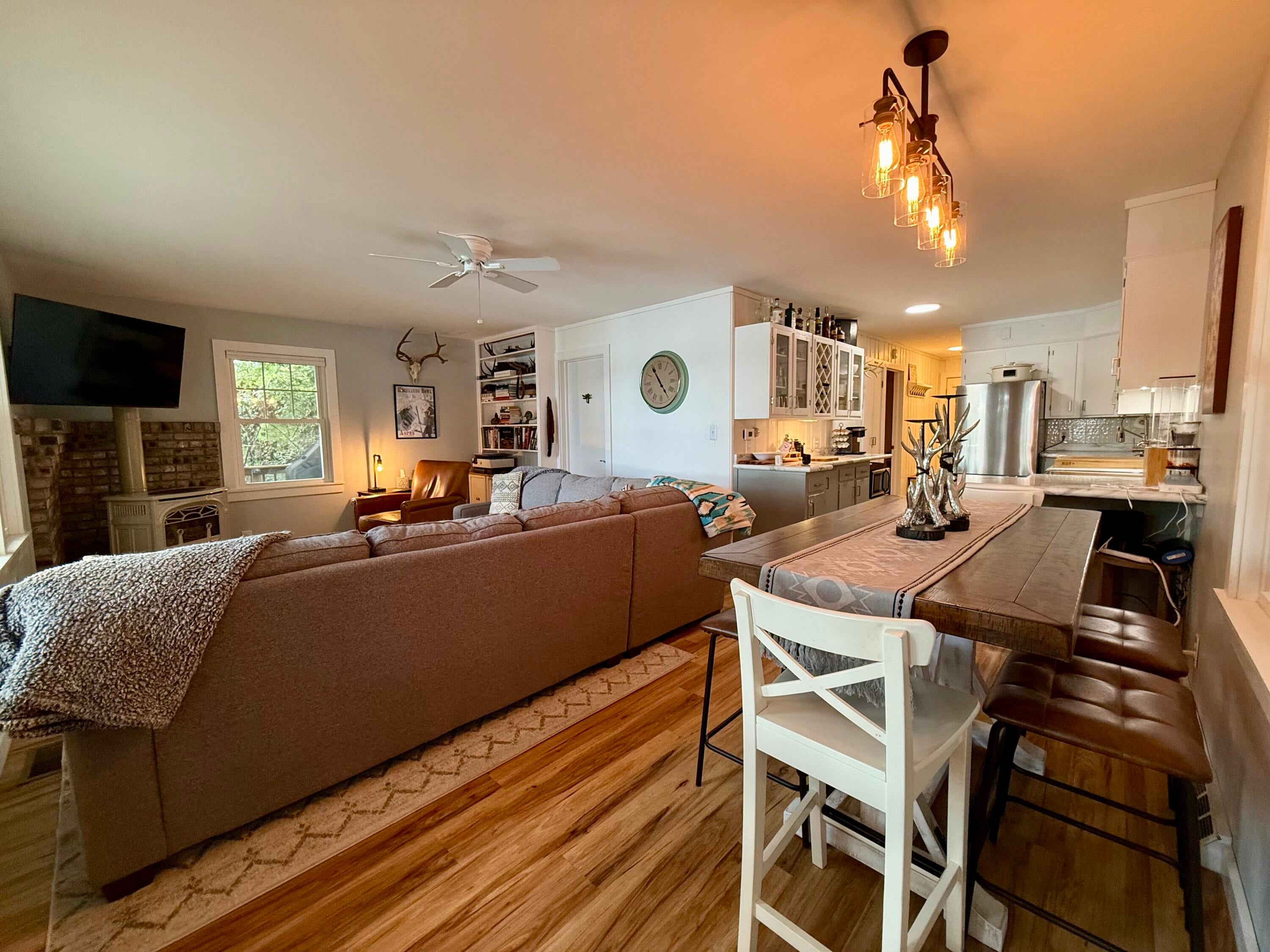 1880 Hemlock Crest Drive