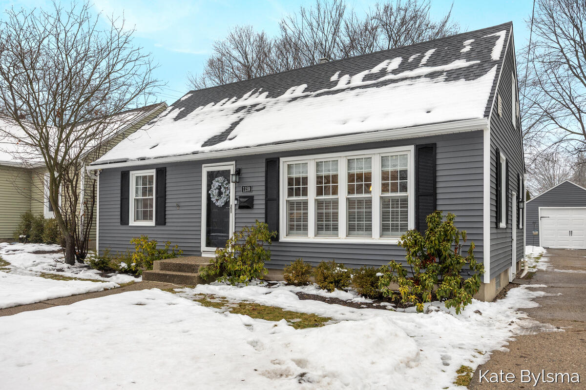 1159 Lakeside Drive SE