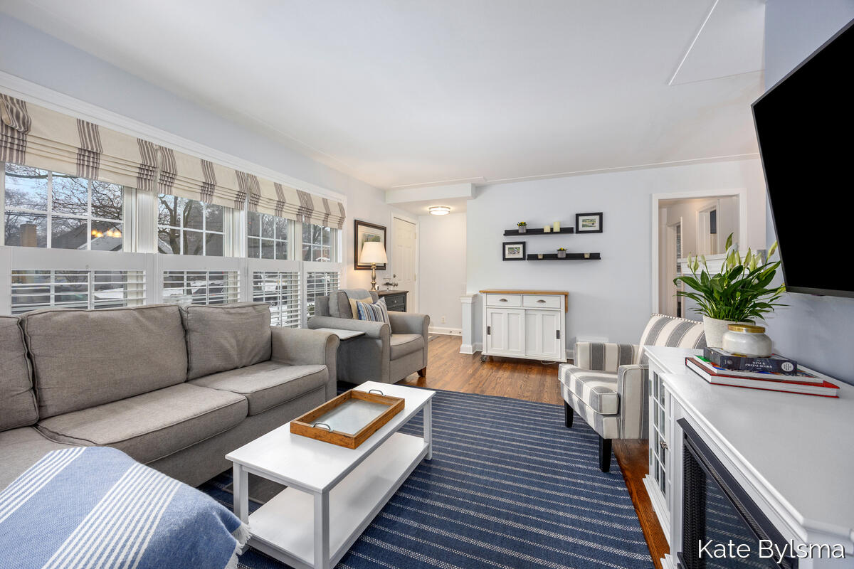 1159 Lakeside Drive SE