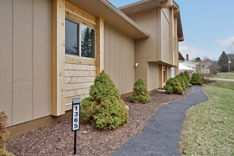 1365 Thistelridge Holly Township MI 48442