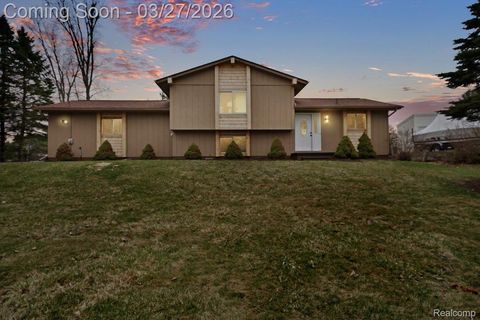 1365 Thistelridge Holly Township MI 48442