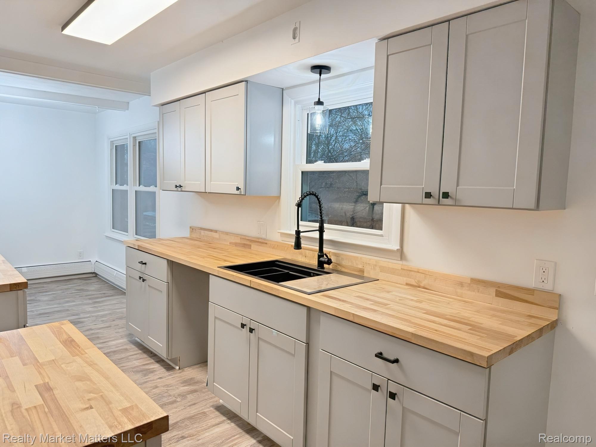 2142 Farnsworth Road