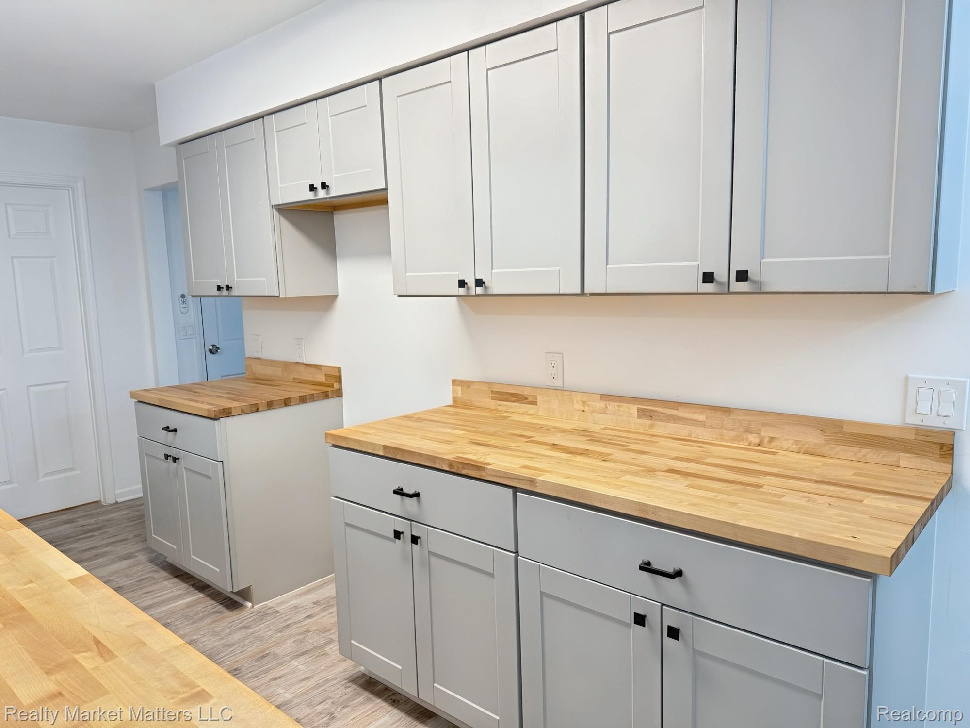 2142 Farnsworth Road