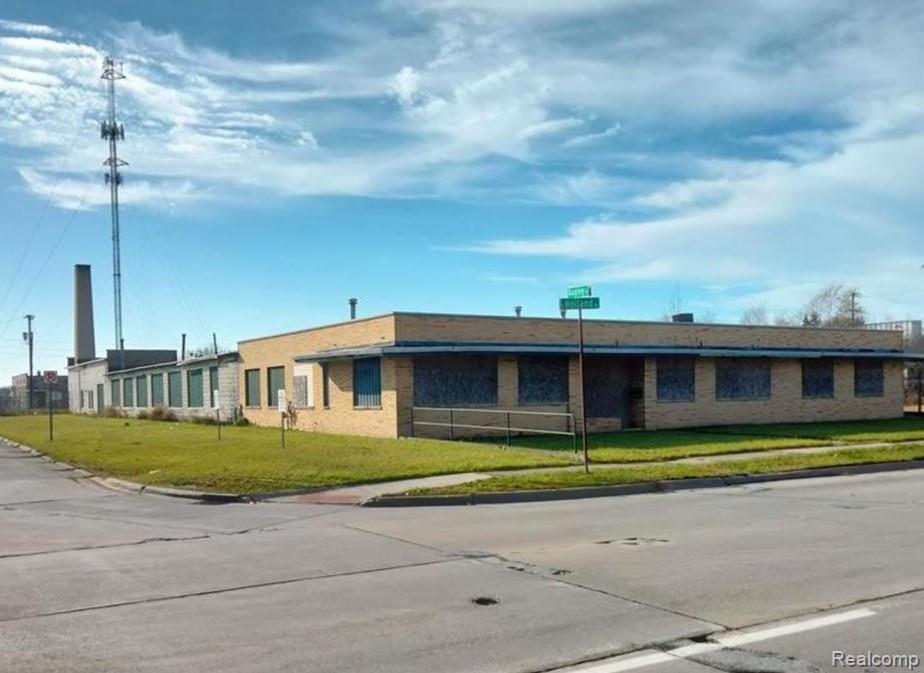 1900 E HOLLAND Avenue