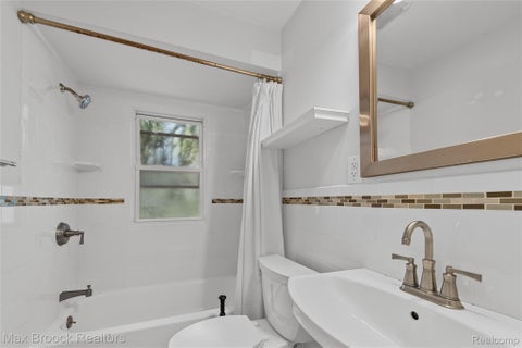 Tiny photo for 450 E MAPLEHURST Street, Ferndale City, MI 48220 (MLS # 20261083023)