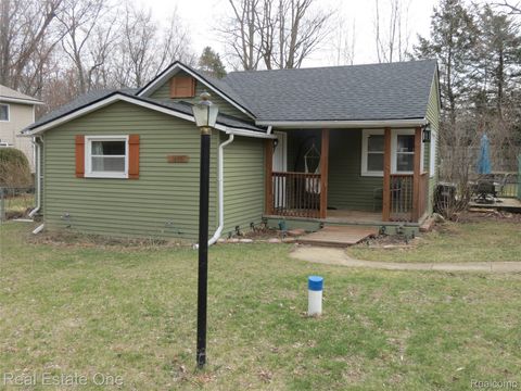 1648 Lombardy Highland Charter Township MI 48356