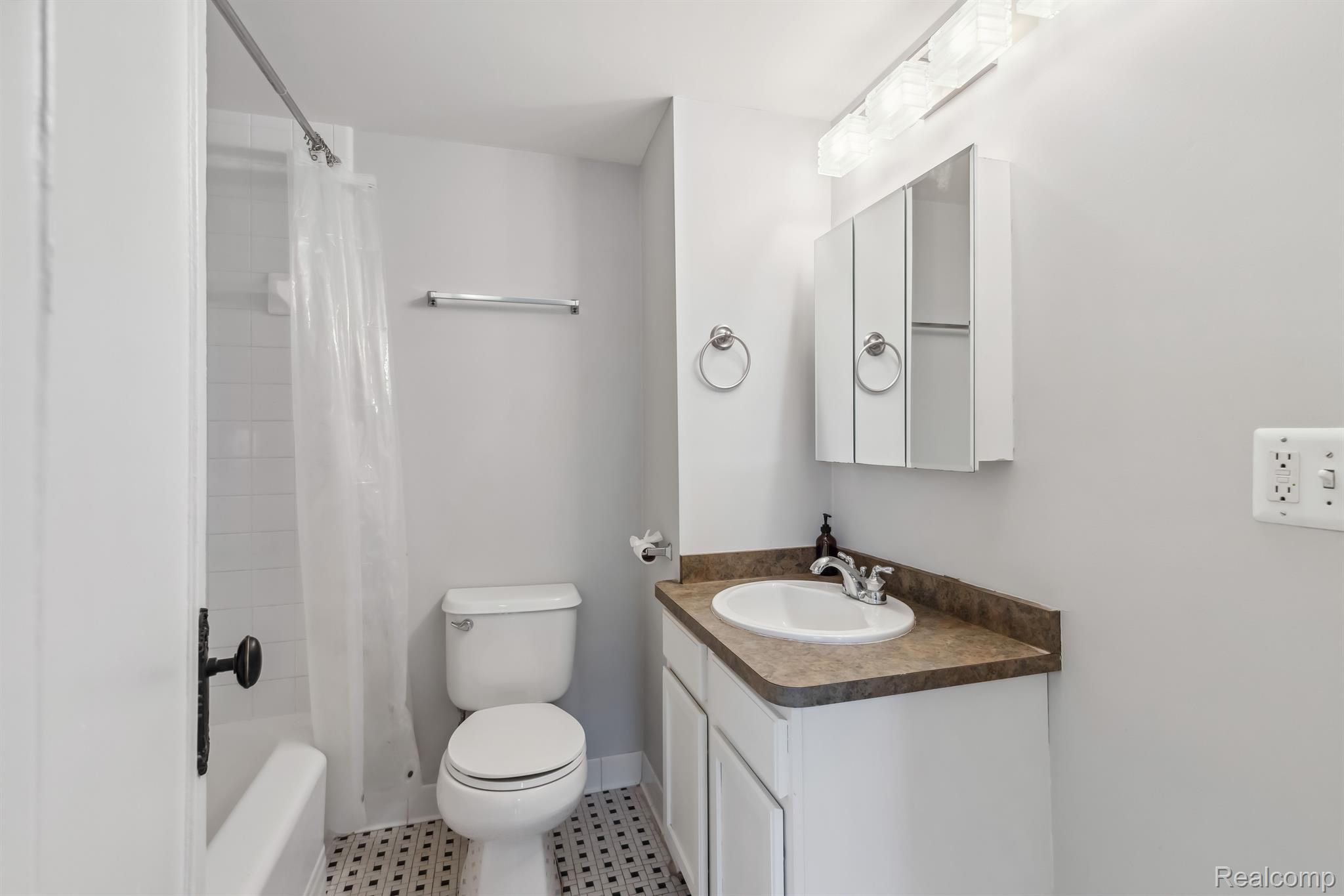 Detroit, Michigan 48202, United States, 2 Bedrooms Bedrooms, ,2 BathroomsBathrooms,Residential,Active,92115