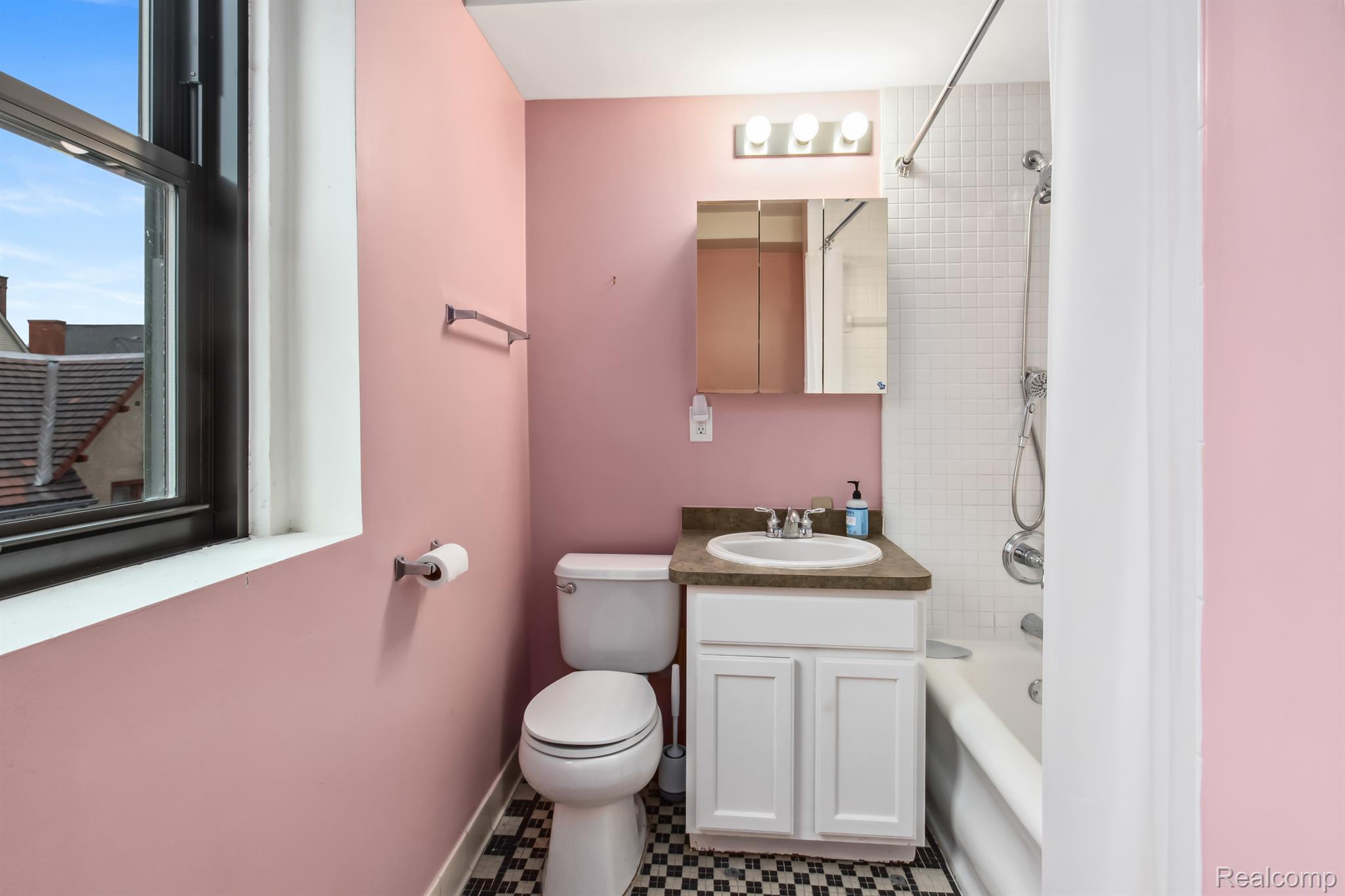 Detroit, Michigan 48202, United States, 2 Bedrooms Bedrooms, ,2 BathroomsBathrooms,Residential,Active,92115