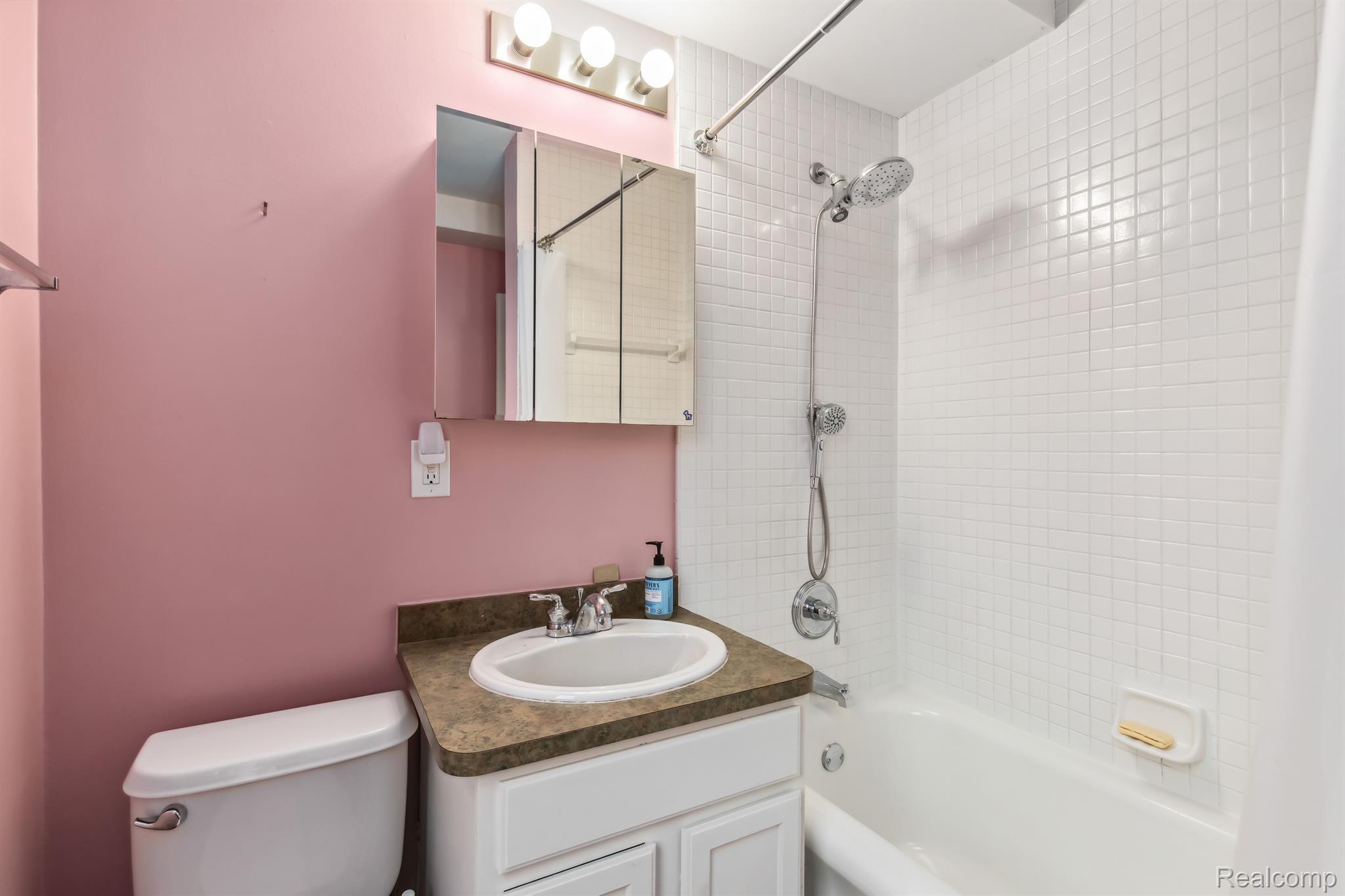 Detroit, Michigan 48202, United States, 2 Bedrooms Bedrooms, ,2 BathroomsBathrooms,Residential,Active,92115