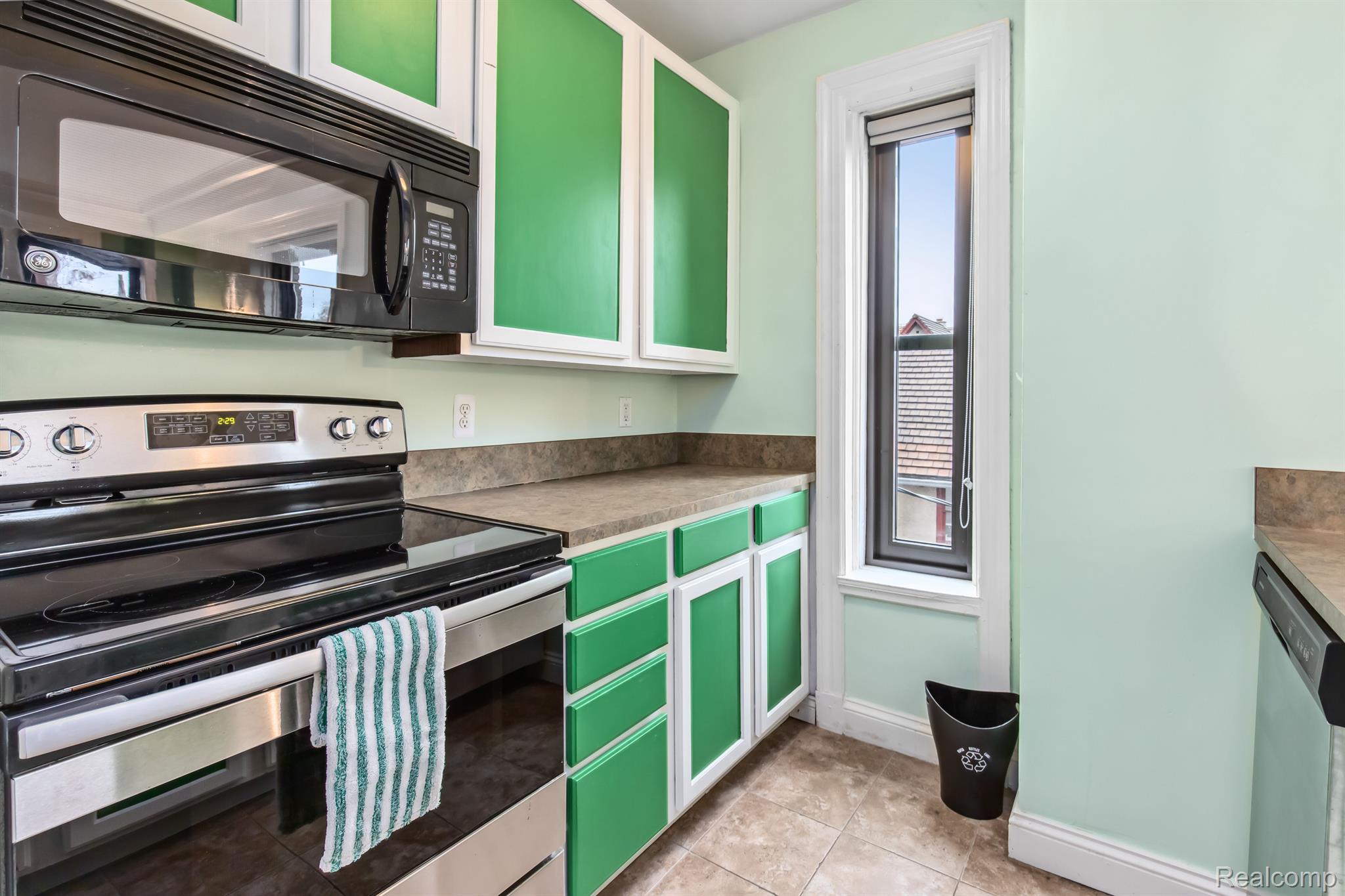 Detroit, Michigan 48202, United States, 2 Bedrooms Bedrooms, ,2 BathroomsBathrooms,Residential,Active,92115