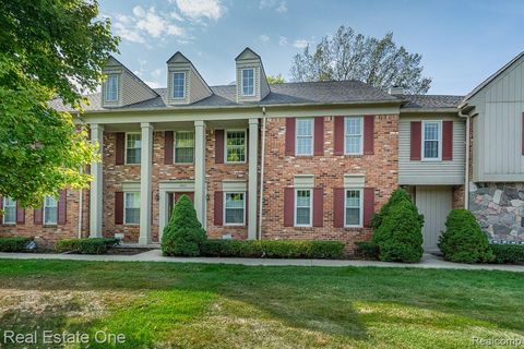Photo of 1665 Huntington Park #E, Rochester Hills City, MI 48309 (MLS # 20251037024)
