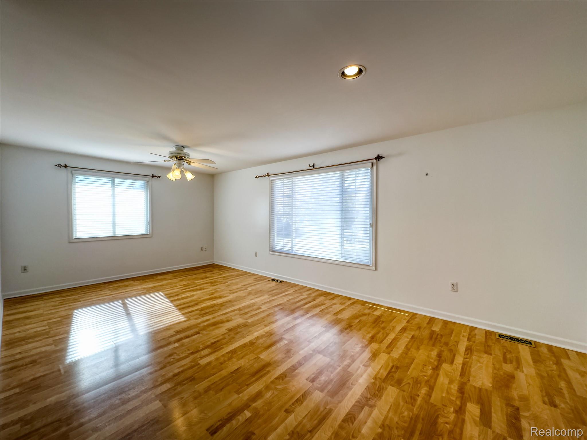 806 N ALTADENA Avenue