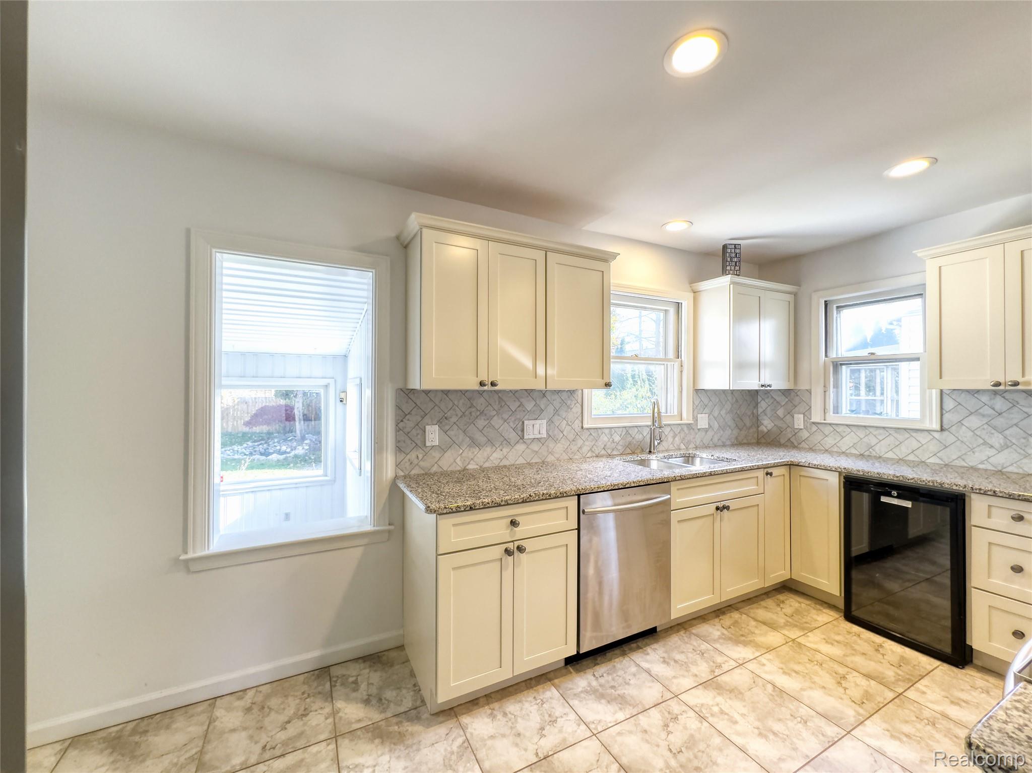 806 N ALTADENA Avenue