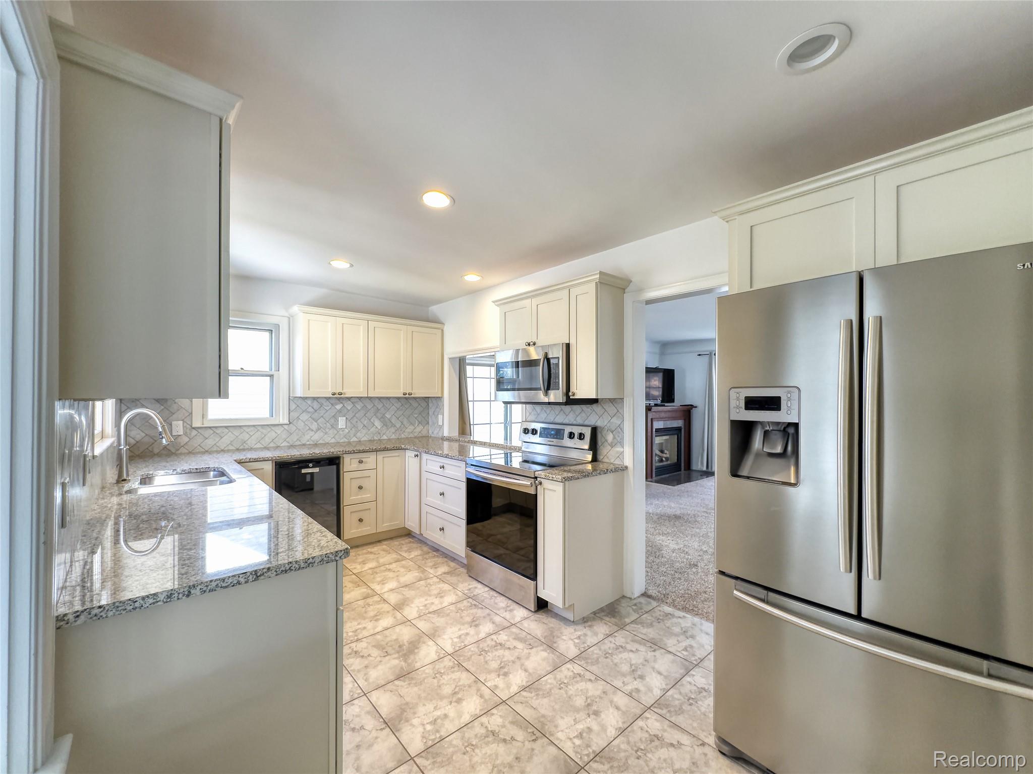 806 N ALTADENA Avenue