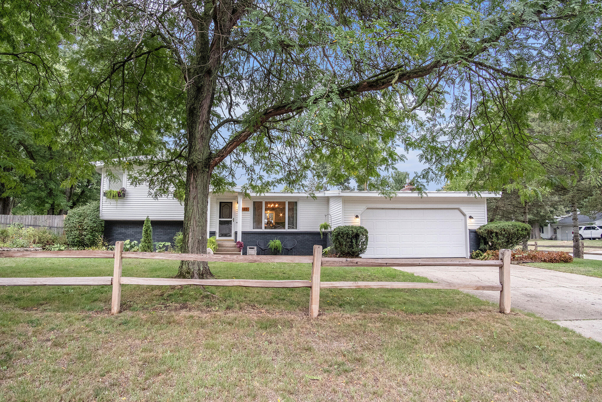 1985 Oakcliff Drive NE