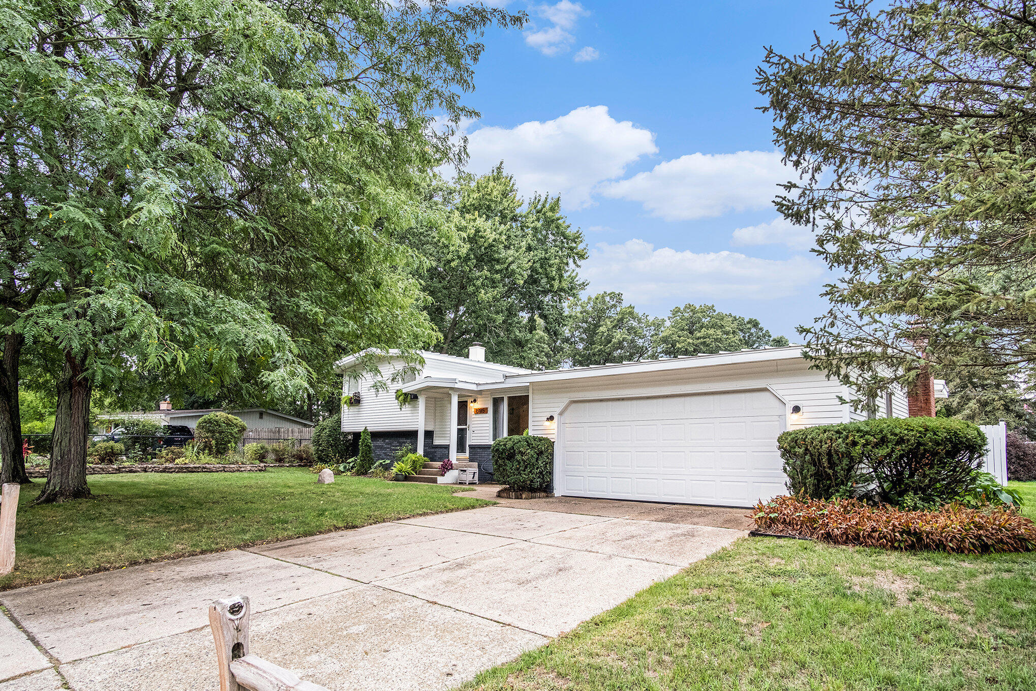 1985 Oakcliff Drive NE