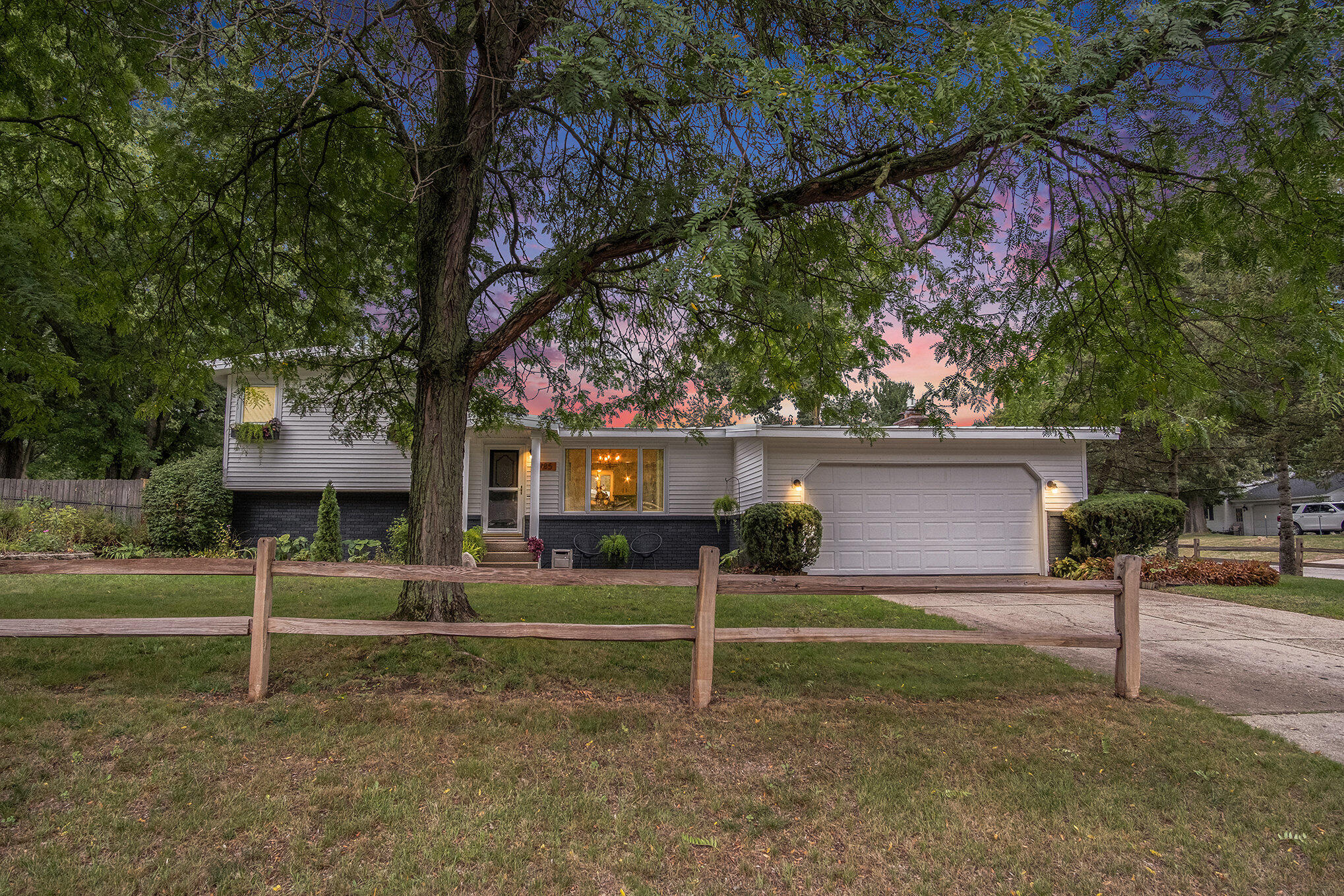 1985 Oakcliff Drive NE