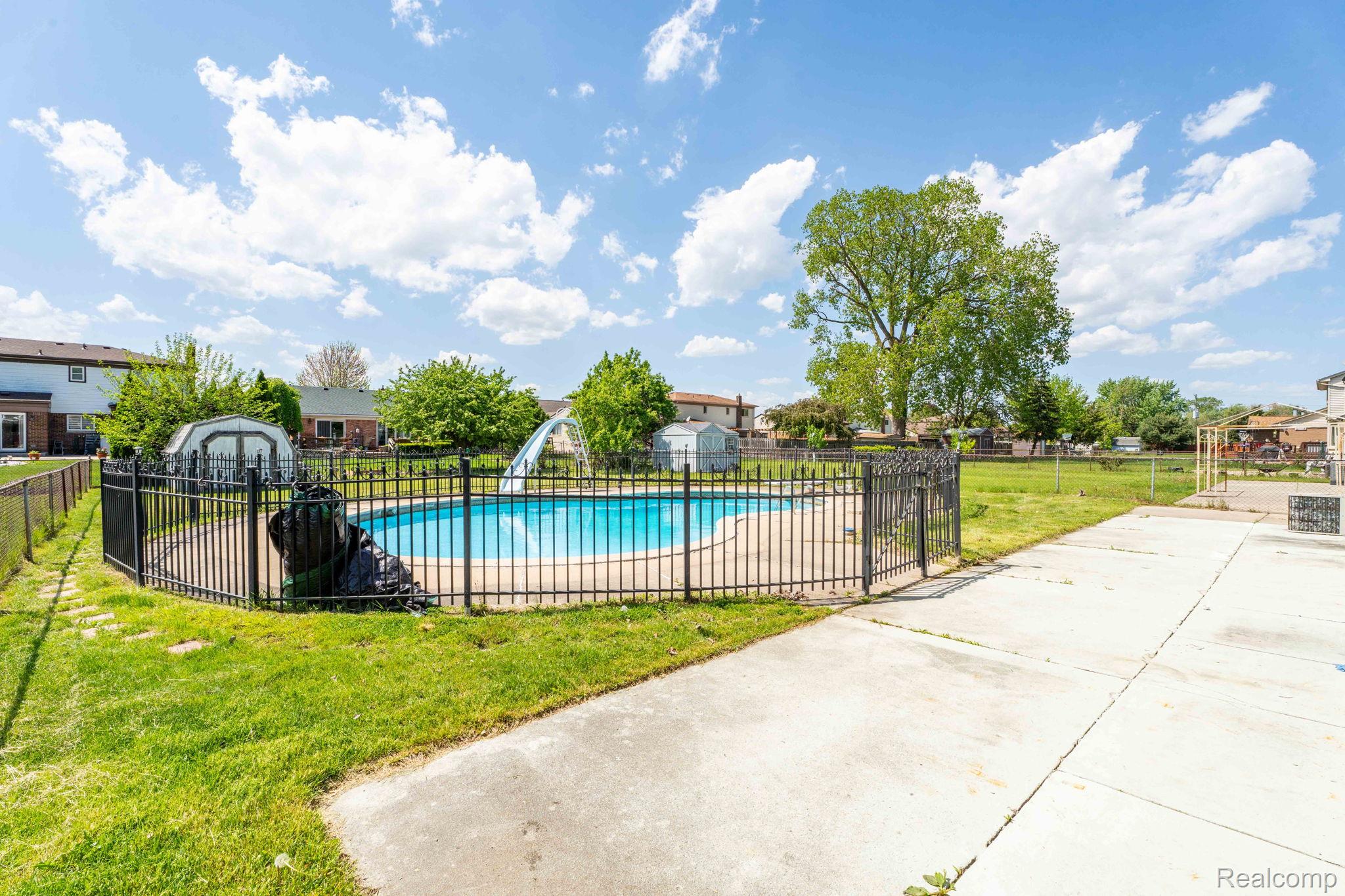 Sterling Heights City, Michigan 48310, United States, 4 Bedrooms Bedrooms, ,4 BathroomsBathrooms,Residential,Pending,183122