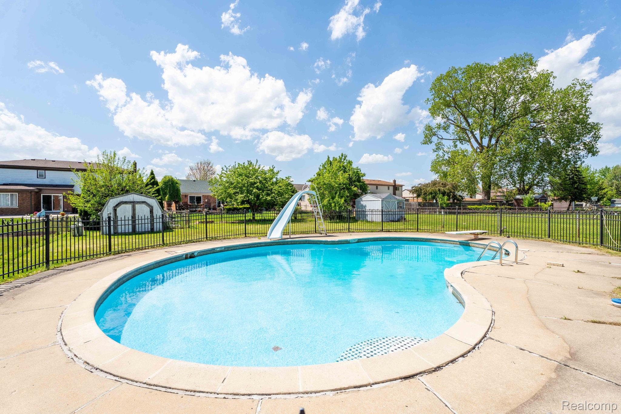 Sterling Heights City, Michigan 48310, United States, 4 Bedrooms Bedrooms, ,4 BathroomsBathrooms,Residential,Pending,183122