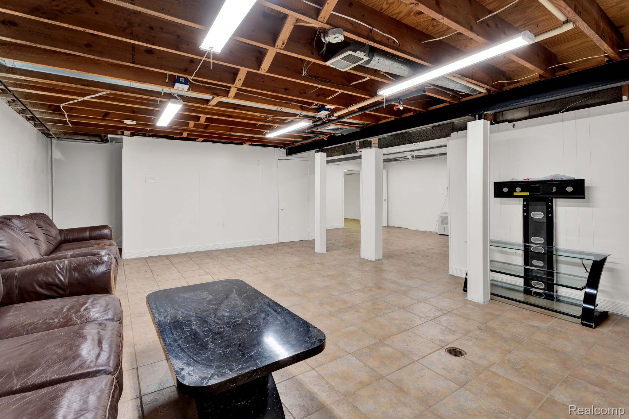 Sterling Heights City, Michigan 48310, United States, 4 Bedrooms Bedrooms, ,4 BathroomsBathrooms,Residential,Pending,183122