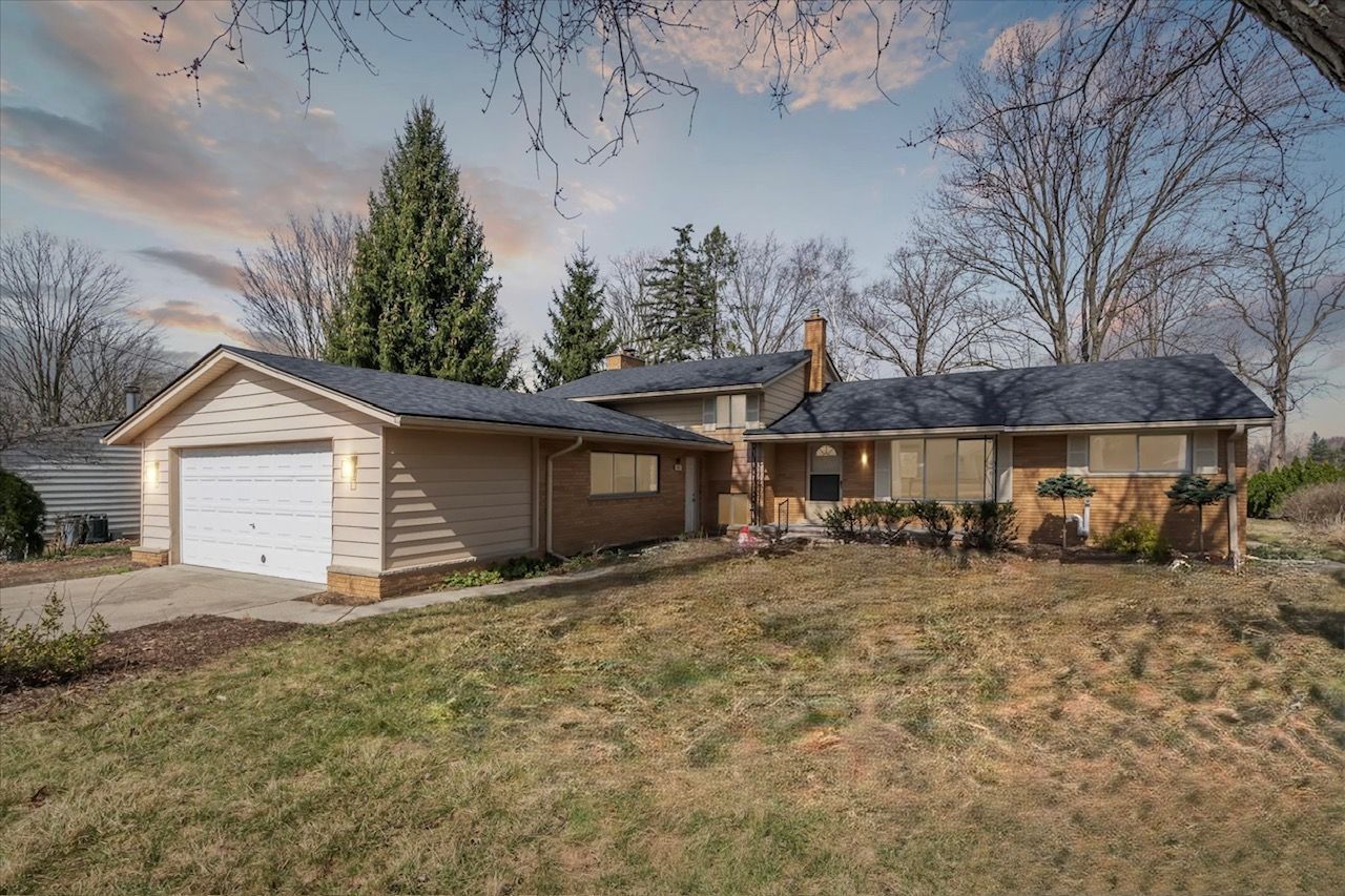 711 SYLVANWOOD Drive